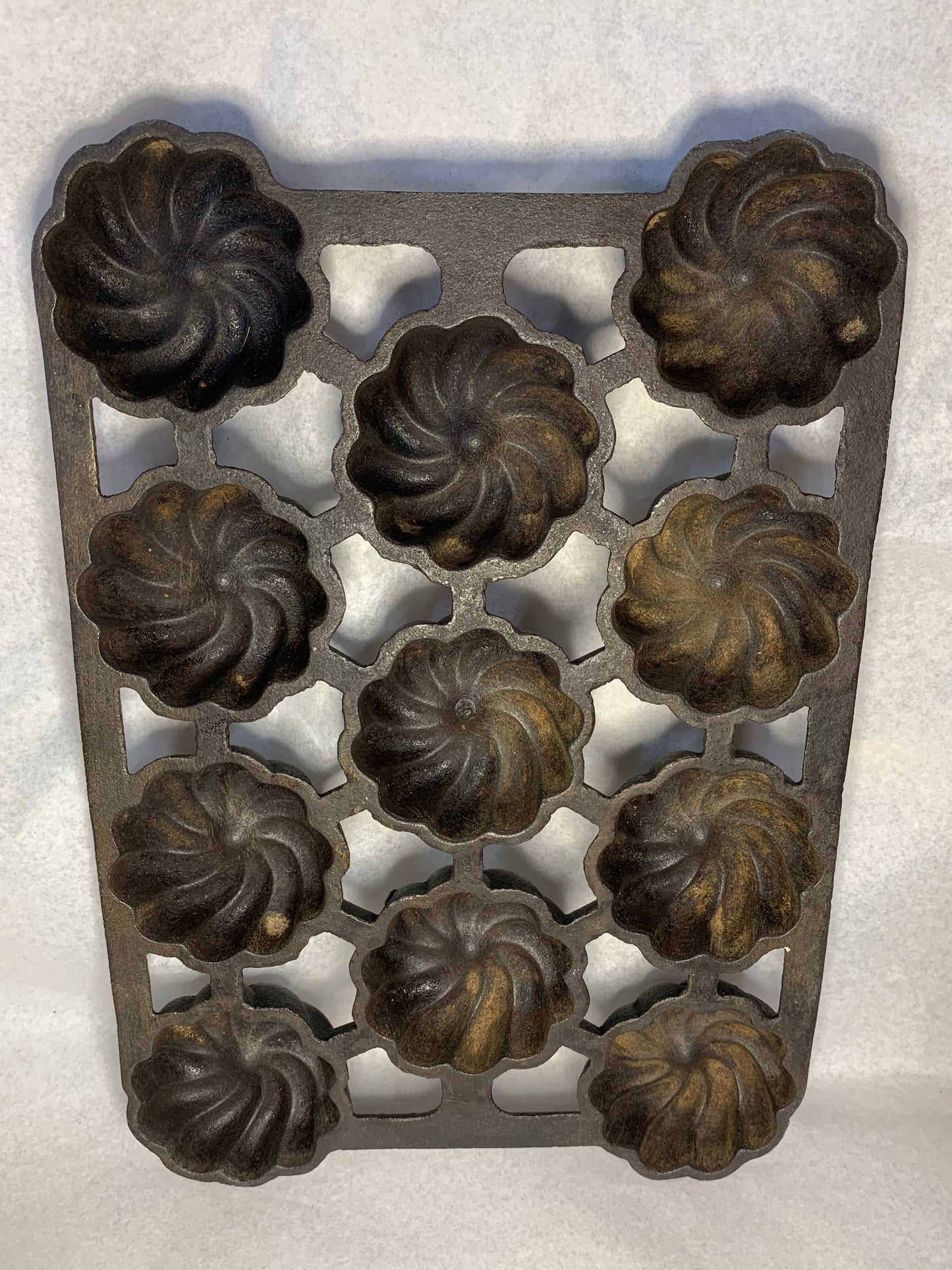 Griswold No. 20 “Turk’s Head” gem/muffin pan, pattern number 953, made roughly 1890–1910s