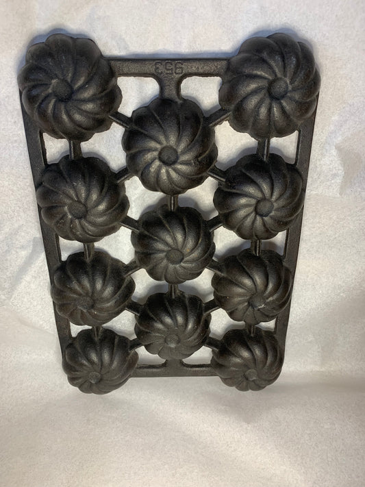 Griswold No. 20 “Turk’s Head” gem/muffin pan, pattern number 953, made roughly 1890–1910s